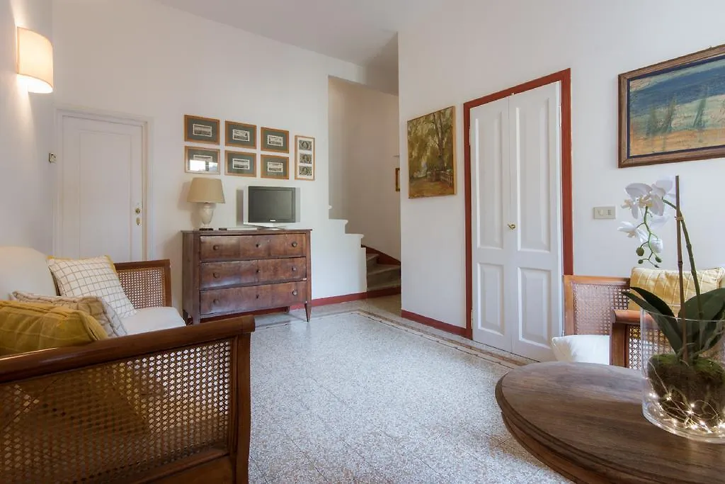 Apartments Florence - Teatina 0*,  إيطاليا